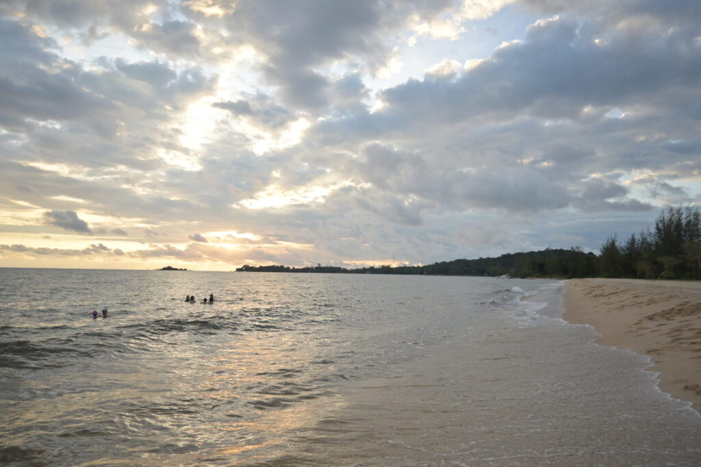 ベトナム、最後の楽園と呼ばれる「フーコック島」にあるFusion Resort Phu Quoc（フュージョンリゾートフーコック）ではプライベートビーチも楽しめます。管理が行き届いているためゴミひとつ落ちていません。