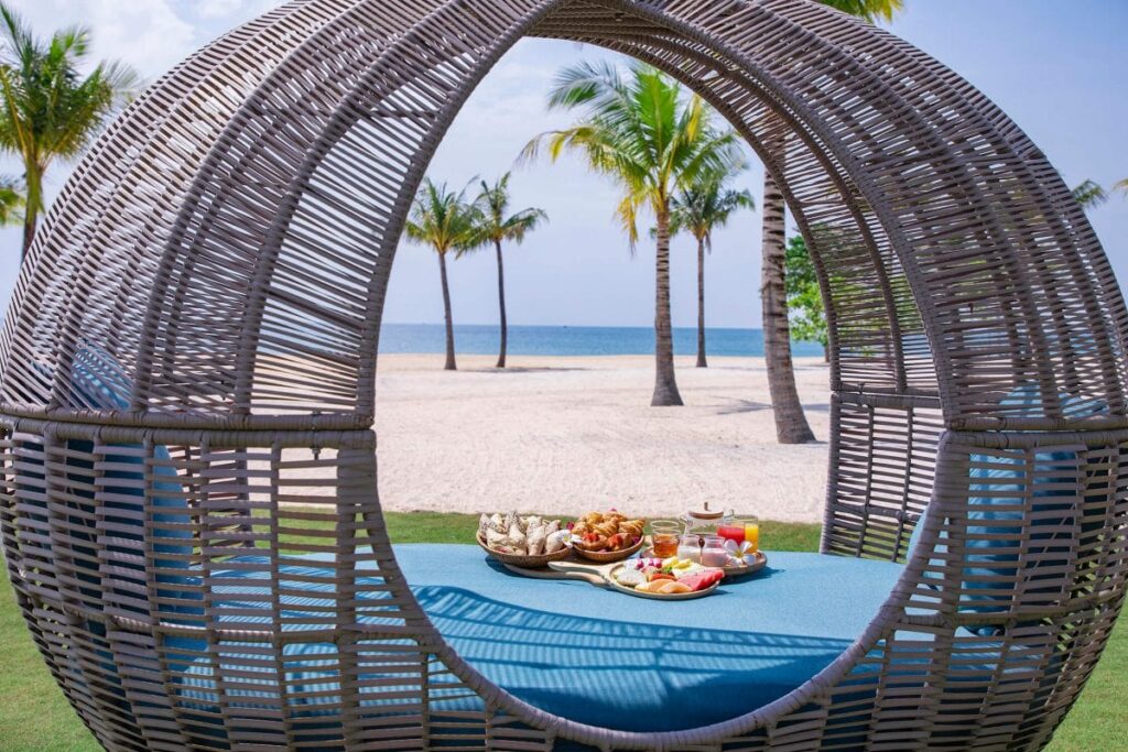 ベトナム、最後の楽園と呼ばれる「フーコック島」にあるFusion Resort Phu Quoc（フュージョンリゾートフーコック）はビーチ沿いにさまざまなシートが用意されています。こちらは、円形で屋根付きのシート。Fusion Resort Phu Quoc（フュージョンリゾートフーコック）ではいつでもどこでも素敵な朝食を楽しめるをコンセプトとしており、リクエストすればこちらのシートでも食事を楽しめます。