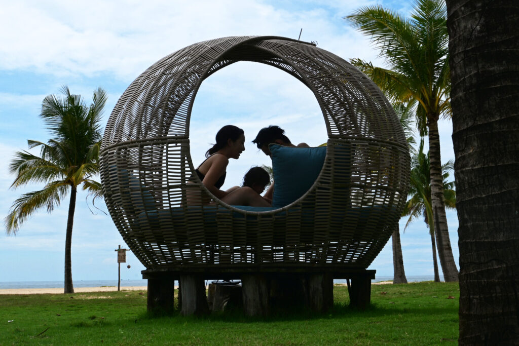 ベトナム、最後の楽園と呼ばれる「フーコック島」にあるFusion Resort Phu Quoc（フュージョンリゾートフーコック）はビーチ沿いにさまざまなシートが用意されています。こちらは、円形で屋根付きのシート。Fusion Resort Phu Quoc（フュージョンリゾートフーコック）ではいつでもどこでも素敵な朝食を楽しめるをコンセプトとしており、リクエストすればこちらのシートでも食事を楽しめます。