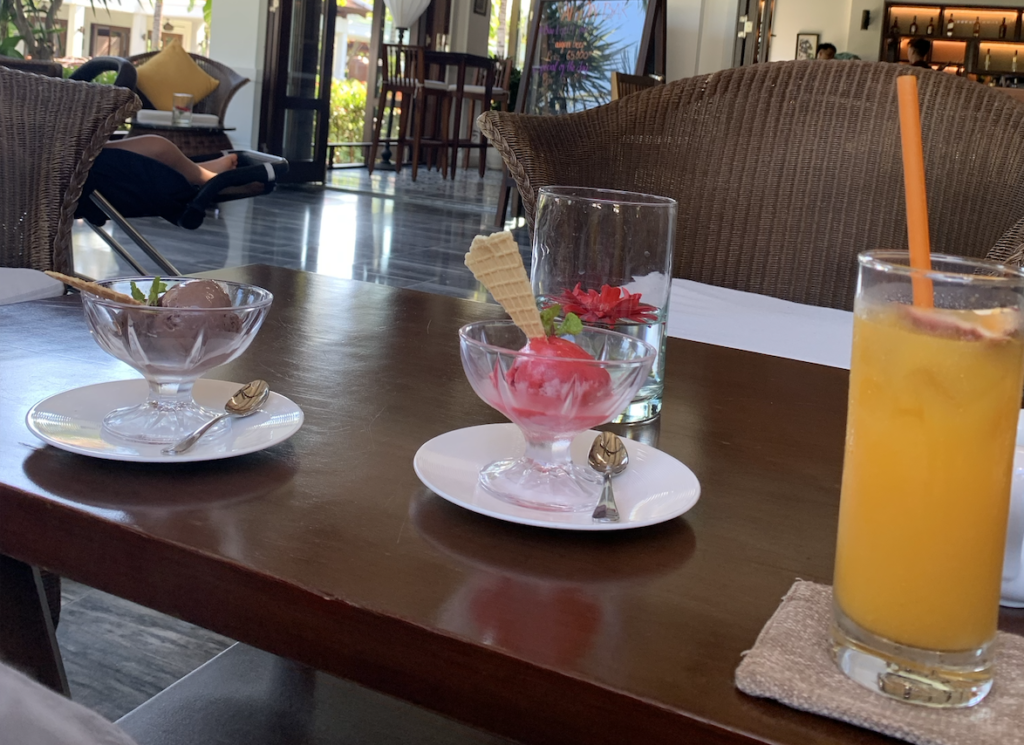 ベトナム中部に入りする、ニャチャンカムランエリアにある５つ星ホテルThe Anamに宿泊中、オープンエアで雰囲気の良いカフェでの時間も至福。プール沿いのカフェで一休み。