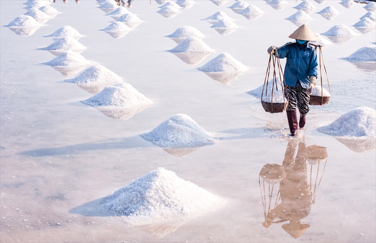 ベトナム駐在妻が本気でおすすめする、ニャチャン旅行中に立ち寄るべき美しい観光スポット「ヨークレットビーチ」。ここでは伝統的な塩作り体験や塩作りの様子を見学できます。