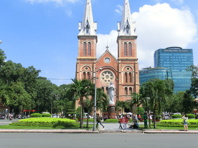 ベトナム駐在妻が紹介する予算5,000で巡れるベトナムホーチミンの観光10時間モデルコース。ノートルダム大聖堂もホーチミン観光では外せません。
