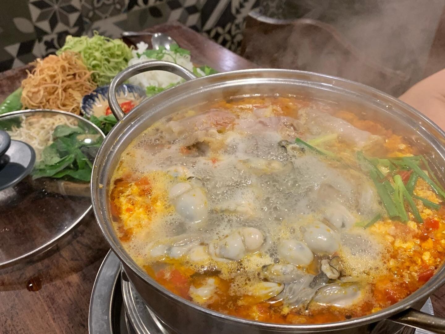 ホーチミンに駐在する日本人がこよなく愛するベトナムローカル店「Nhà Tú」の牡蠣と牛肉のお鍋は絶品です！