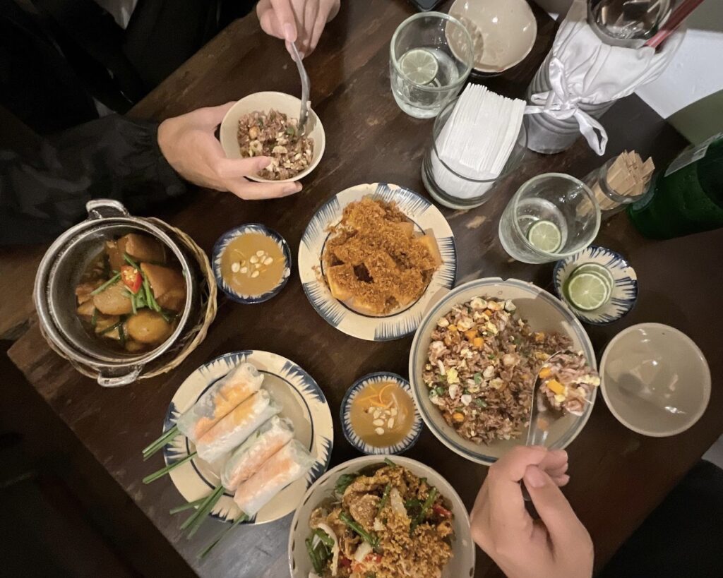 海外著名人もお忍びで立ち寄るベトナム料理レストラン「Cục Gạch Quán」