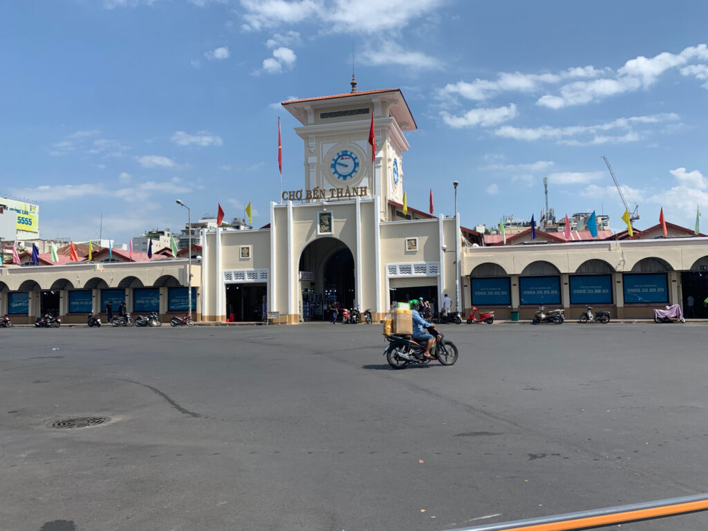 ベトナム駐在妻が紹介する予算5,000で巡れるベトナムホーチミンの観光10時間モデルコース。ベンタイン市場も観光名所の一つ！