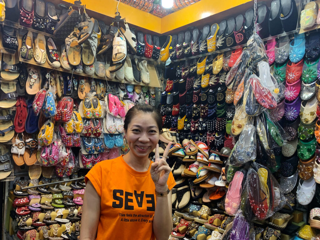 ベトナム駐在妻が紹介する予算5,000で巡れるベトナムホーチミンの観光10時間モデルコース。ベンタイン市場も観光名所の一つ！ベトナム雑貨の宝庫です。ビーズスリッパも人気。