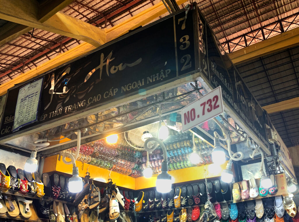ベトナム駐在妻が紹介する予算5,000で巡れるベトナムホーチミンの観光10時間モデルコース。ベンタイン市場も観光名所の一つ！ベトナム雑貨の宝庫です。