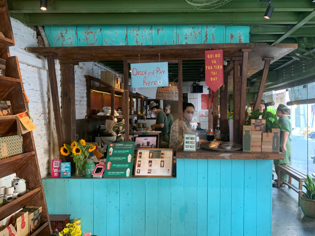 ベトナム駐在妻が紹介する予算5,000で巡れるベトナムホーチミンの観光10時間モデルコースではホーチミンではおすすめの地元カフェ「Cong cafe」もご紹介！