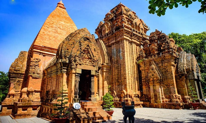 ベトナム駐在妻が本気でおすすめする、ニャチャン旅行中に立ち寄るべき歴史的観光スポット「ポーナガール塔」。