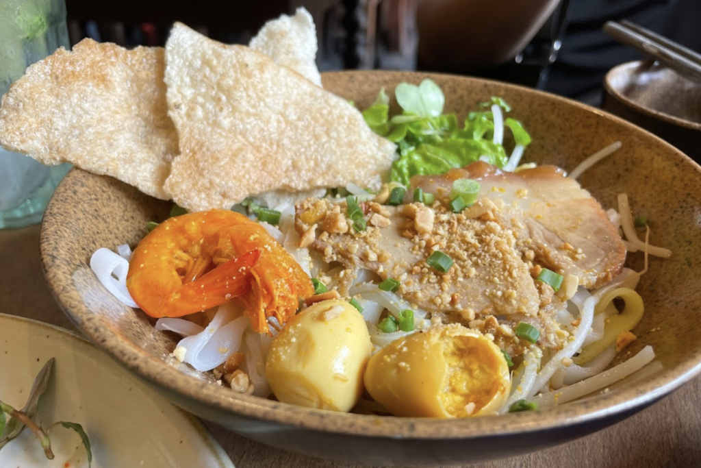 ベトナム世界遺産の街ホイアンの人気レストラン「Com Linh - Vietnamese Restaurant」のミークアン