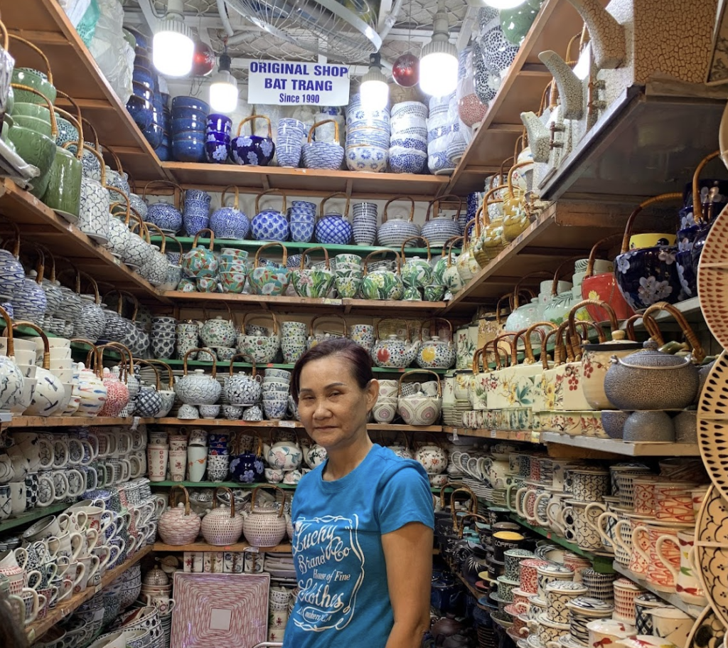 ベトナムのお土産で人気｜バッチャン焼きのお店のおばちゃん