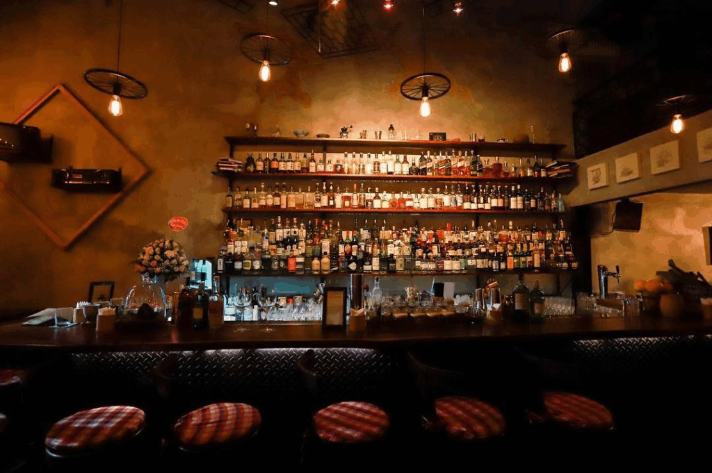 The Alley Cocktail Bar & Kitchenの店内