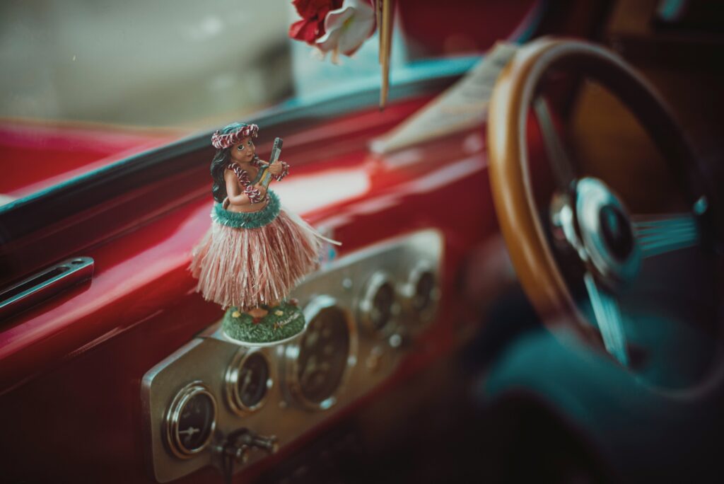 車の中にあるフラガールの置物