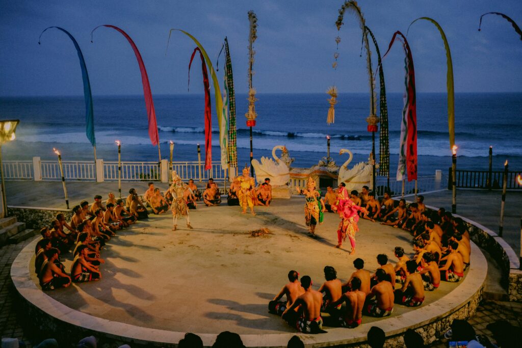 海を背景に行なわれるケチャダンス
