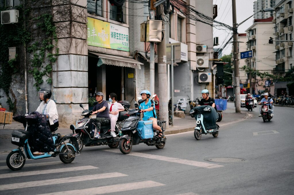 バイクに乗る現地の人々
