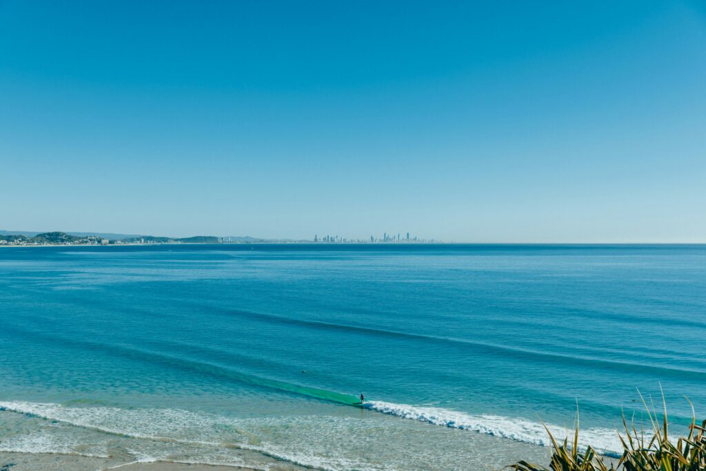 広い海と穏やかな波の様子