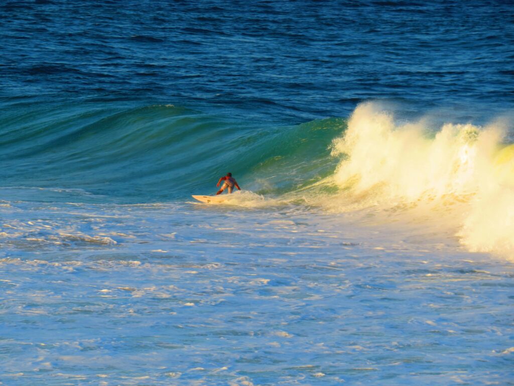 迫力のある波と男性のサーファー