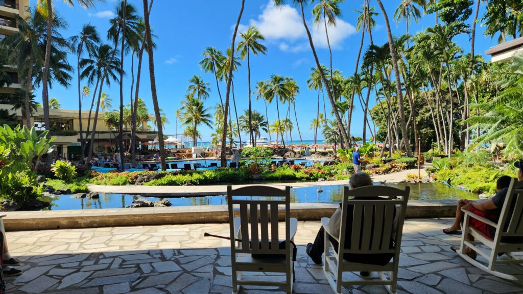 快晴な空とくつろぐ人達