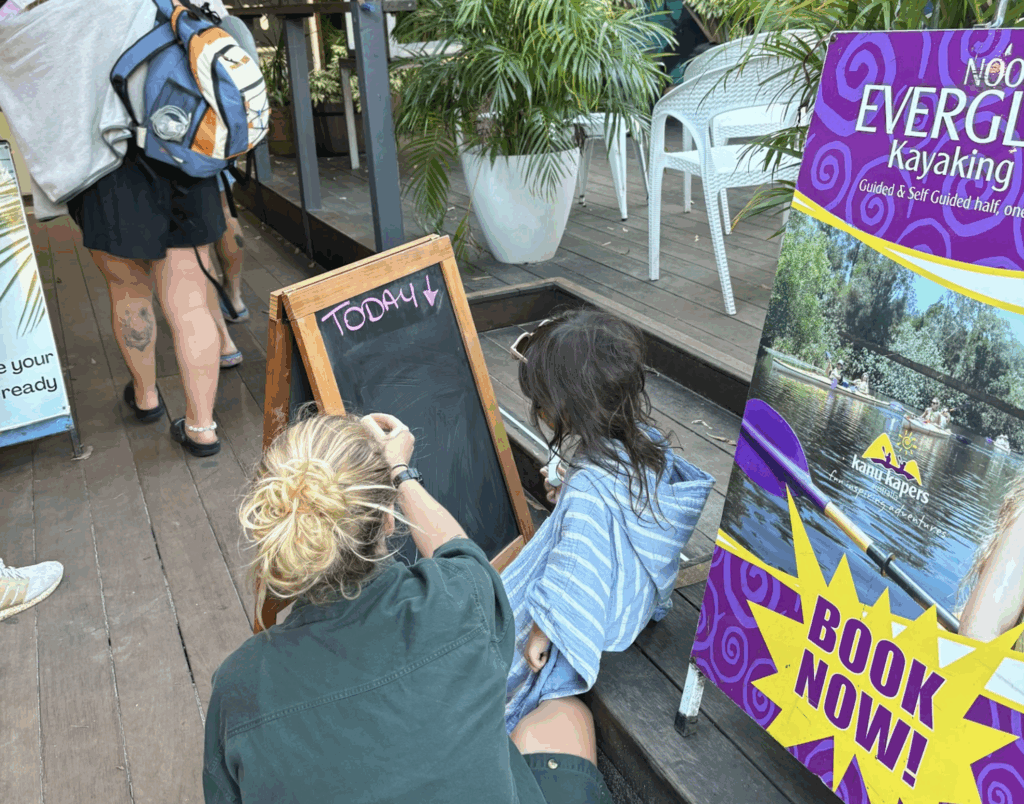 オーストラリアヌーサのカフェで外国人である私たちにもフレンドリーに接してくれる現地の人の様子