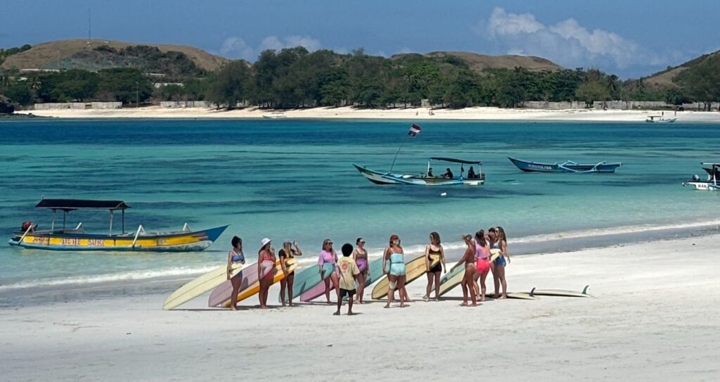 インドネシアロンボクでのサーフィン講習