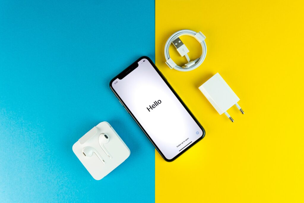 ブルーとイエローの背景に並ぶiPhoneとスマホアクセサリー