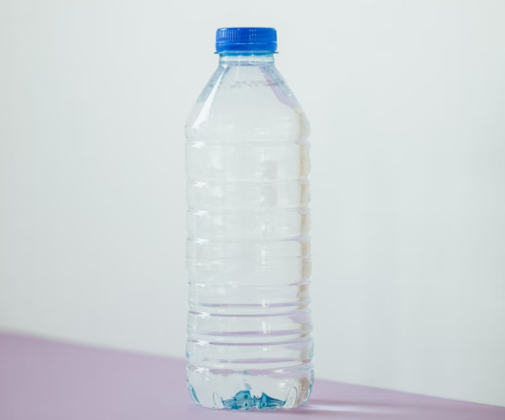 水の入ったペットボトル