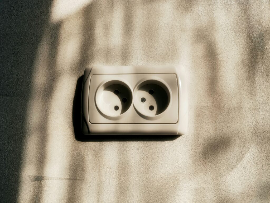 ホワイトの壁とCタイプコンセント