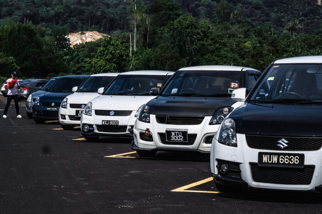 レンタカーの車が並ぶ