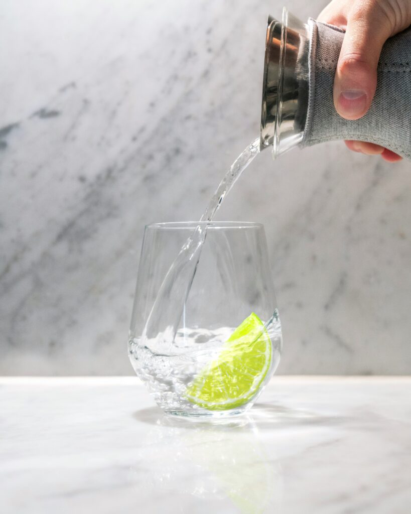 グラスに水を注ぐ姿