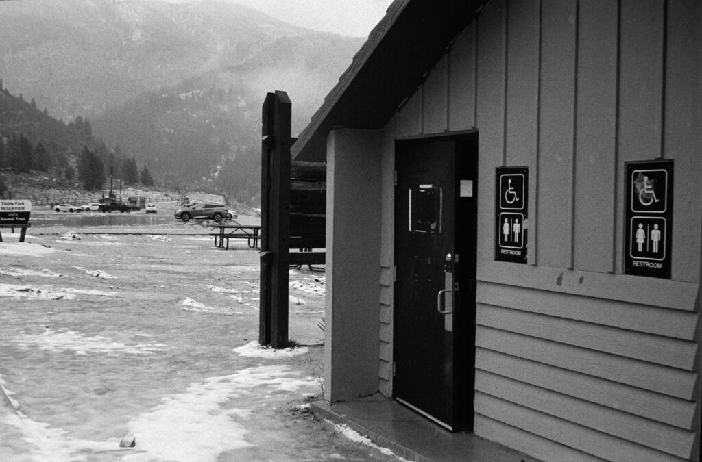 外から見た公衆トイレ