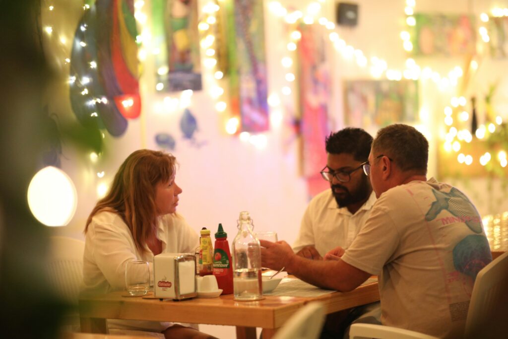 レストラン　食事風景