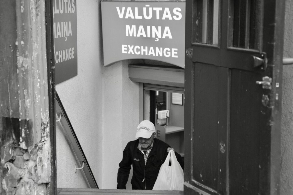 両替　白黒　男性