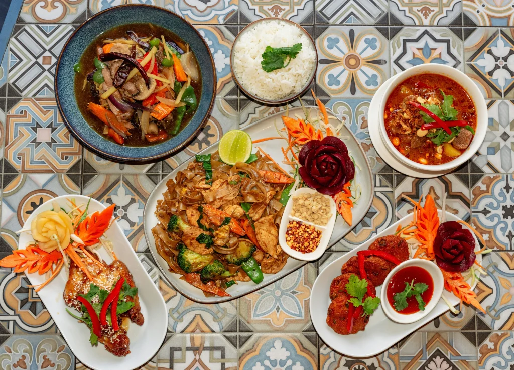 バラエティ豊かなタイ料理のセッティングと美しい盛り付け