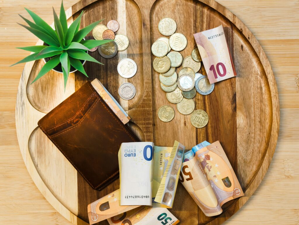 ウッドテイストのトレーに並べられたお金と財布