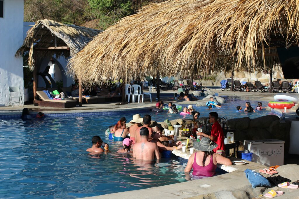 プールバーでドリンクを楽しむ観光客