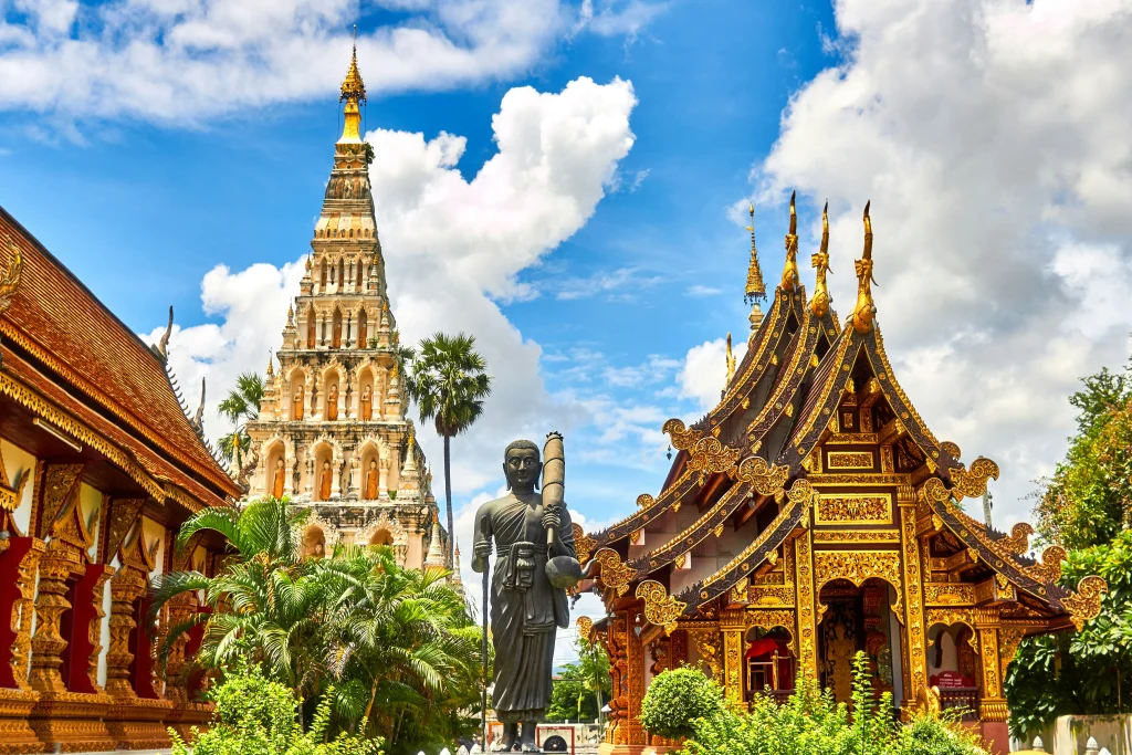 青空とタイを象徴する寺院
