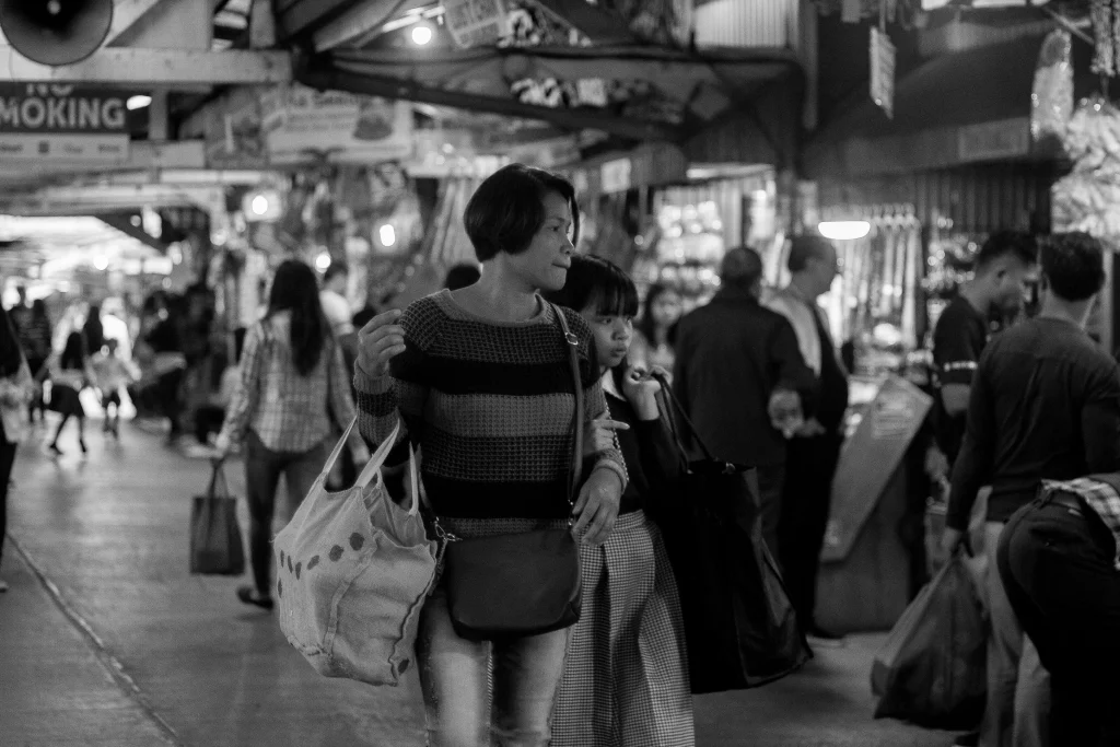 市場で買い物をする親子の姿