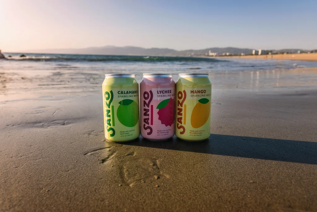 海を背景に並ぶ３種類のジュース