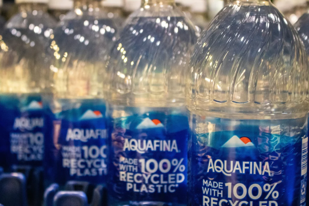 陳列するペットボトルの水