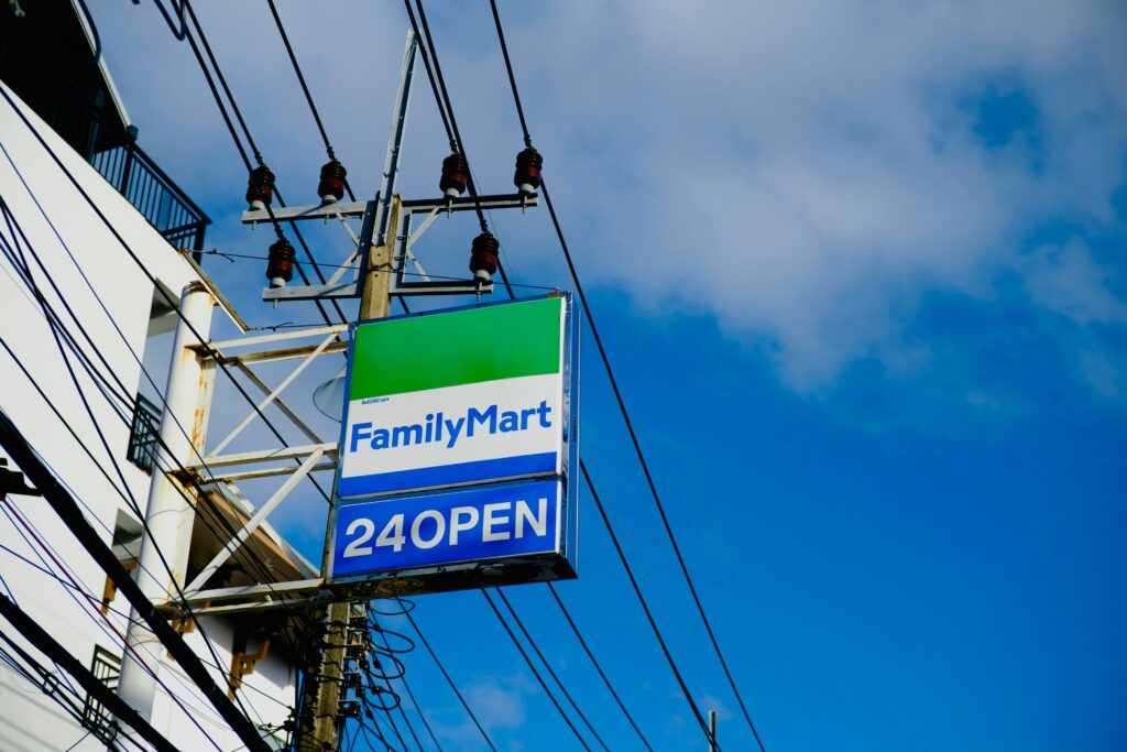 建物に取り付けられたファミリーマートの看板