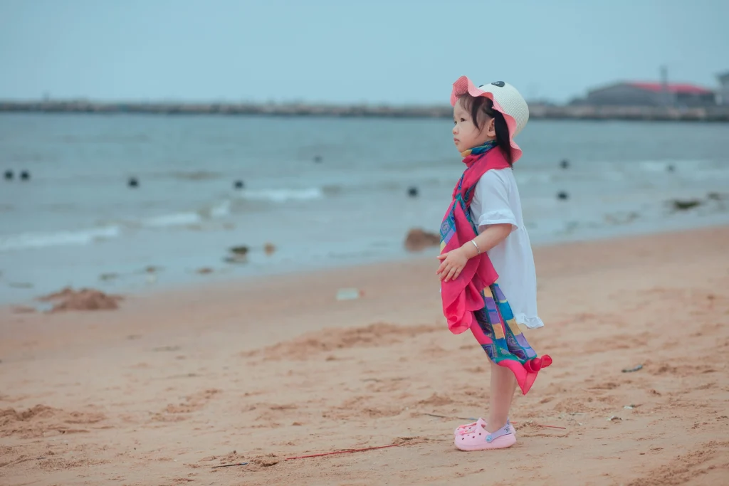 ビーチで遊ぶ子供と海の風景