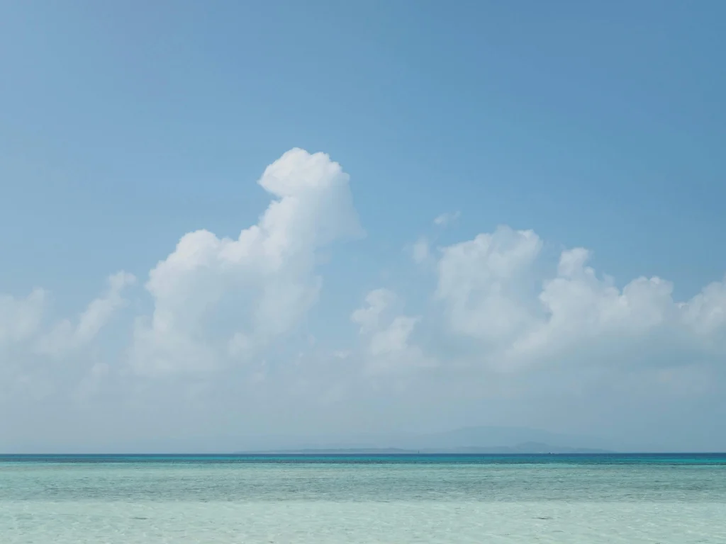青い海と高く空に広がる入道雲