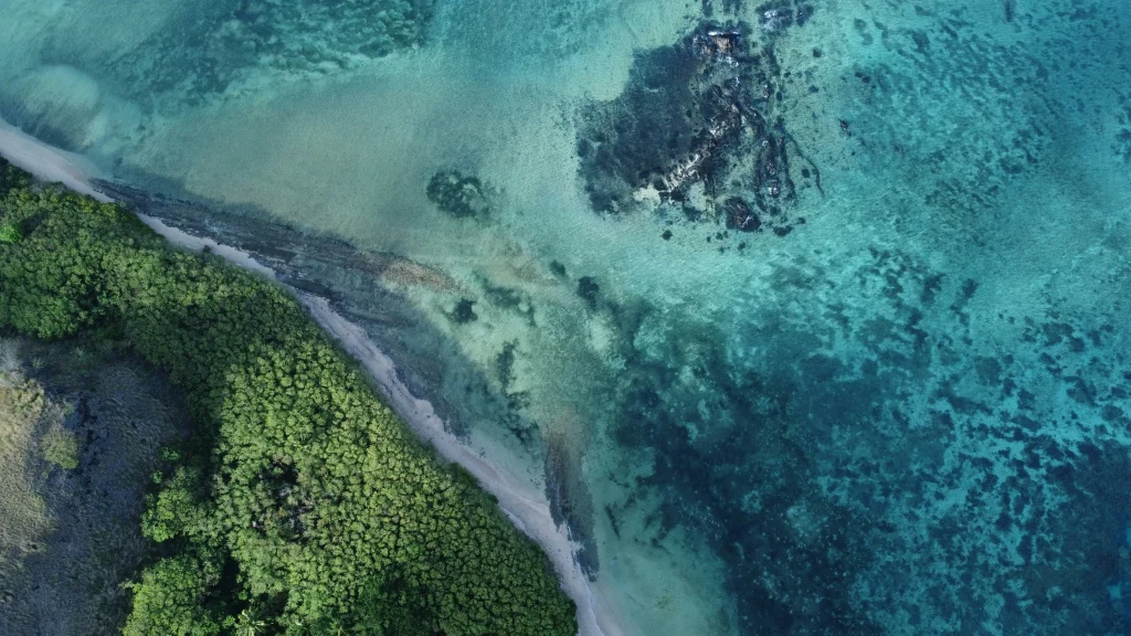 ヤサワ諸島を上から見た海