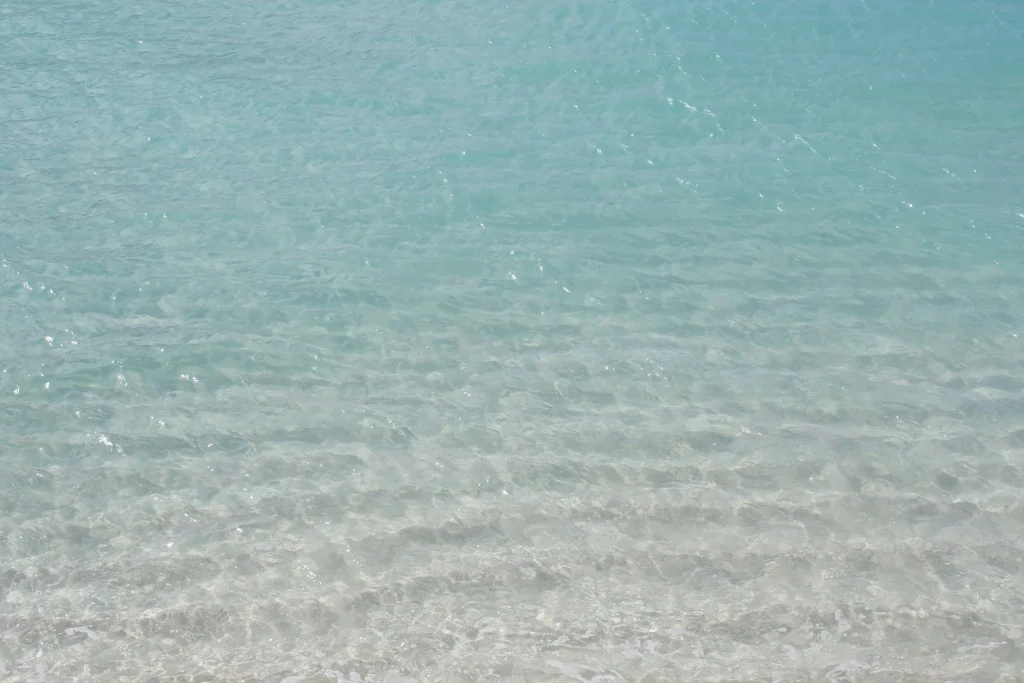 白い砂浜と透明な海のコントラスト