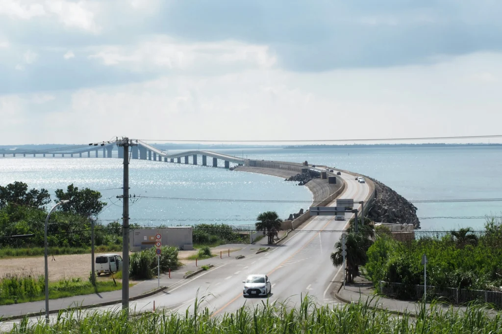 海に向かって大きくカーブする橋