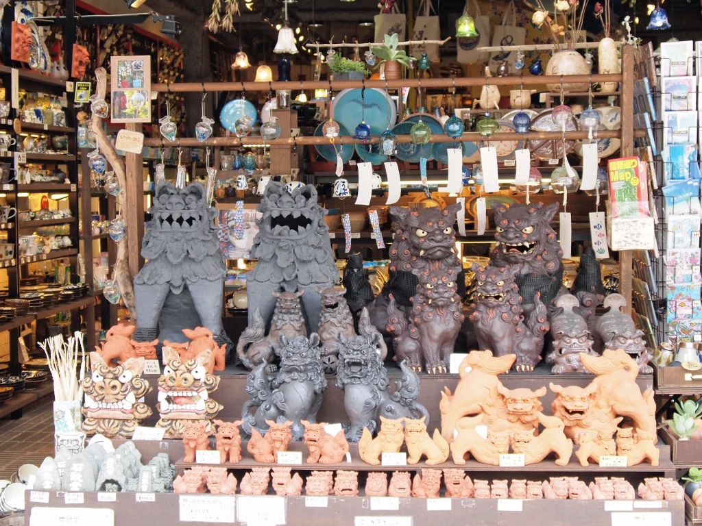 お土産屋の棚に並ぶシーサーの置物