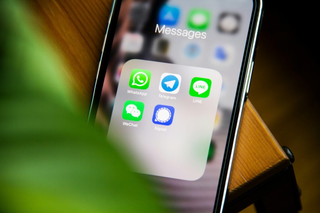 スマートフォンの画面に表示されるメッセージ機能のアイコン達