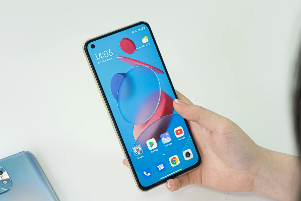 スマートフォンを持つ手元