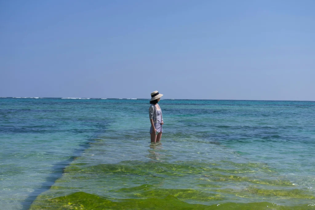 宮古島旅行で美しいビーチとどこまでも続く青い海を満喫する観光客の様子