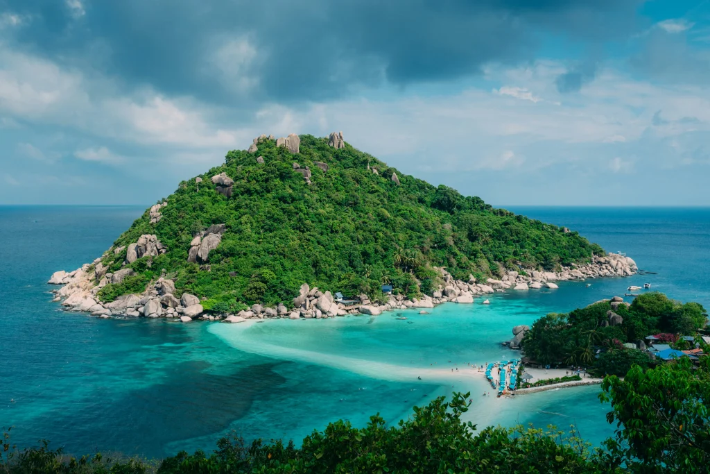 エメラルドグリーンの海と島